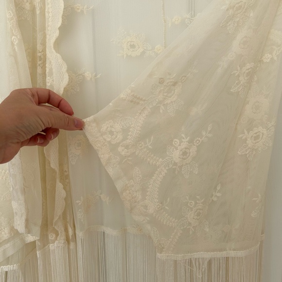 Ivory lace cover up - Picture 3 of 4